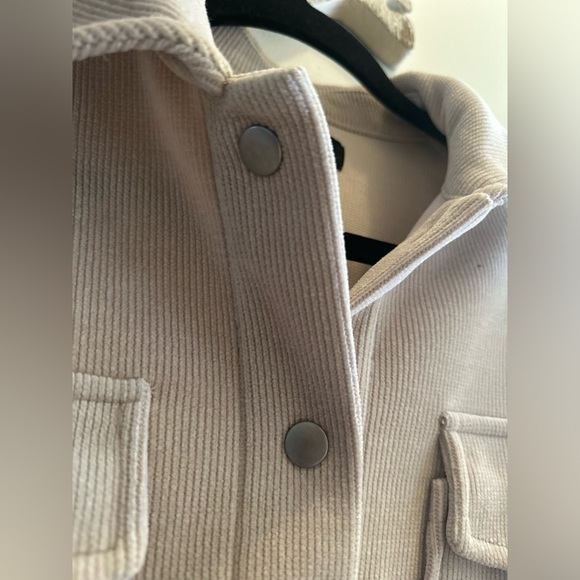 Forever 21 Women's Corduroy Butt on-Front Shacket in Beige Size XSmall - Picture 4 of 11